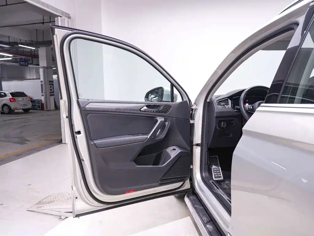 Tiguan L 2021 330TSI automatic two-wheel drive R-Line version купить на сайте DeffCars
