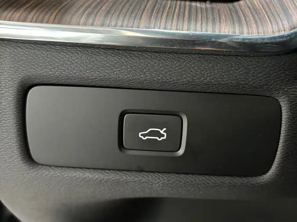 Volvo XC60 2023 B5 four-wheel drive Zhiyuan Deluxe Edition купить на сайте DeffCars