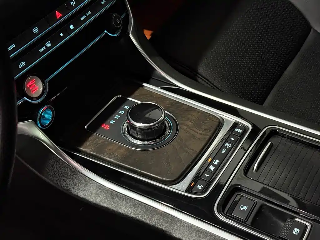 Jaguar XFL 2017 2.0T 240PS Deluxe Edition купить на сайте DeffCars