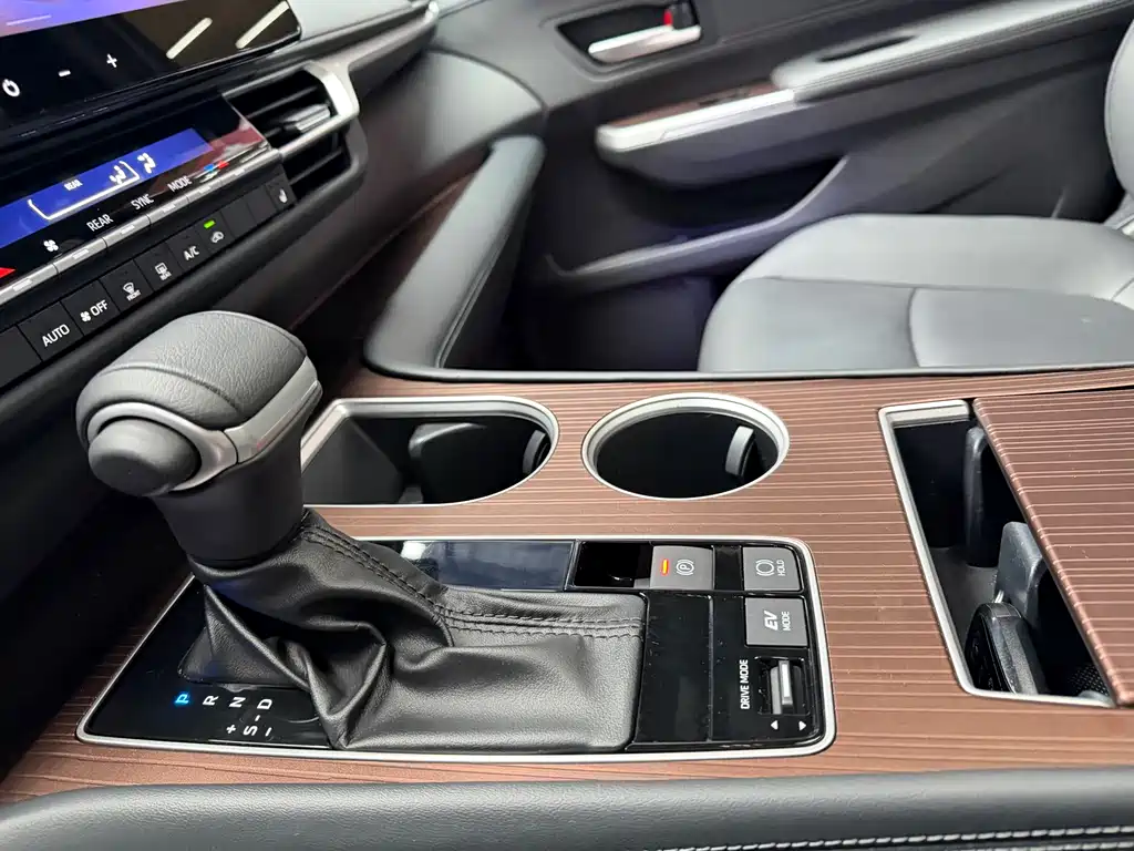 SIENNA 2024 2.5L Hybrid Deluxe Edition купить на сайте DeffCars