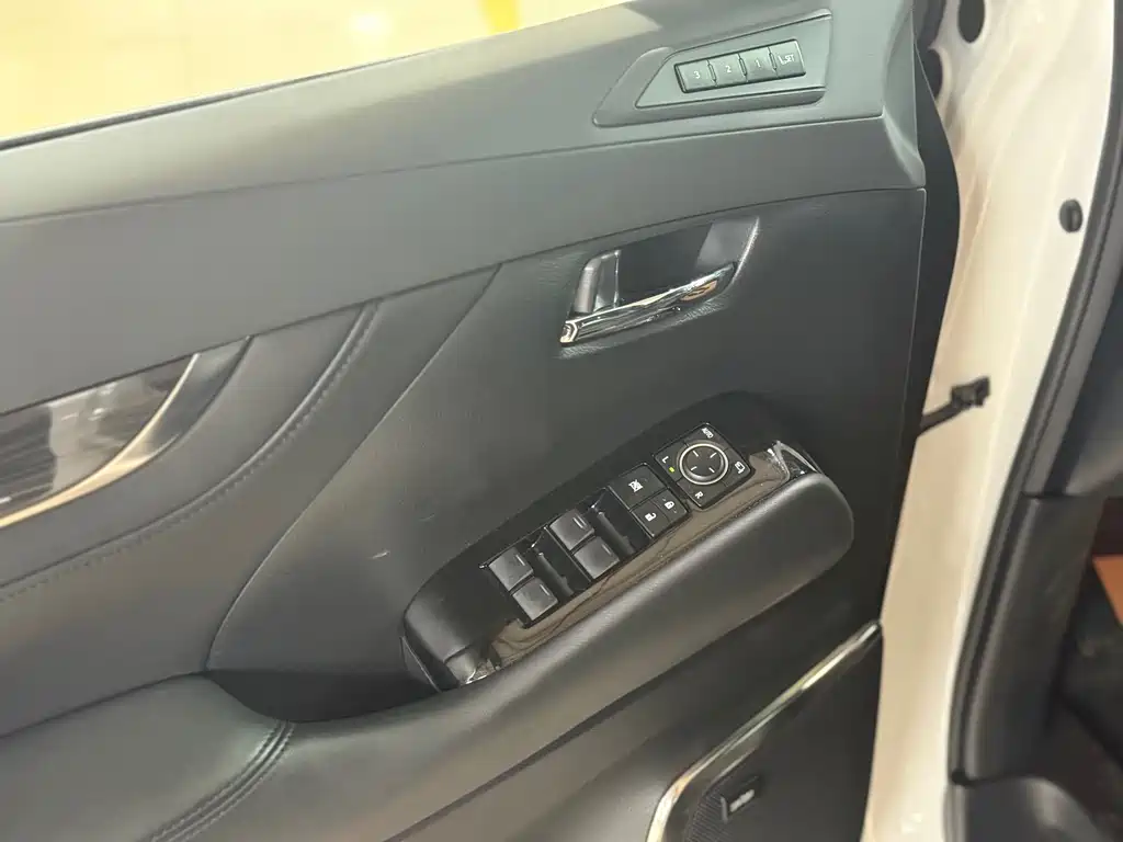 Lexus LM 2020 300h seven-seater elegant version купить на сайте DeffCars