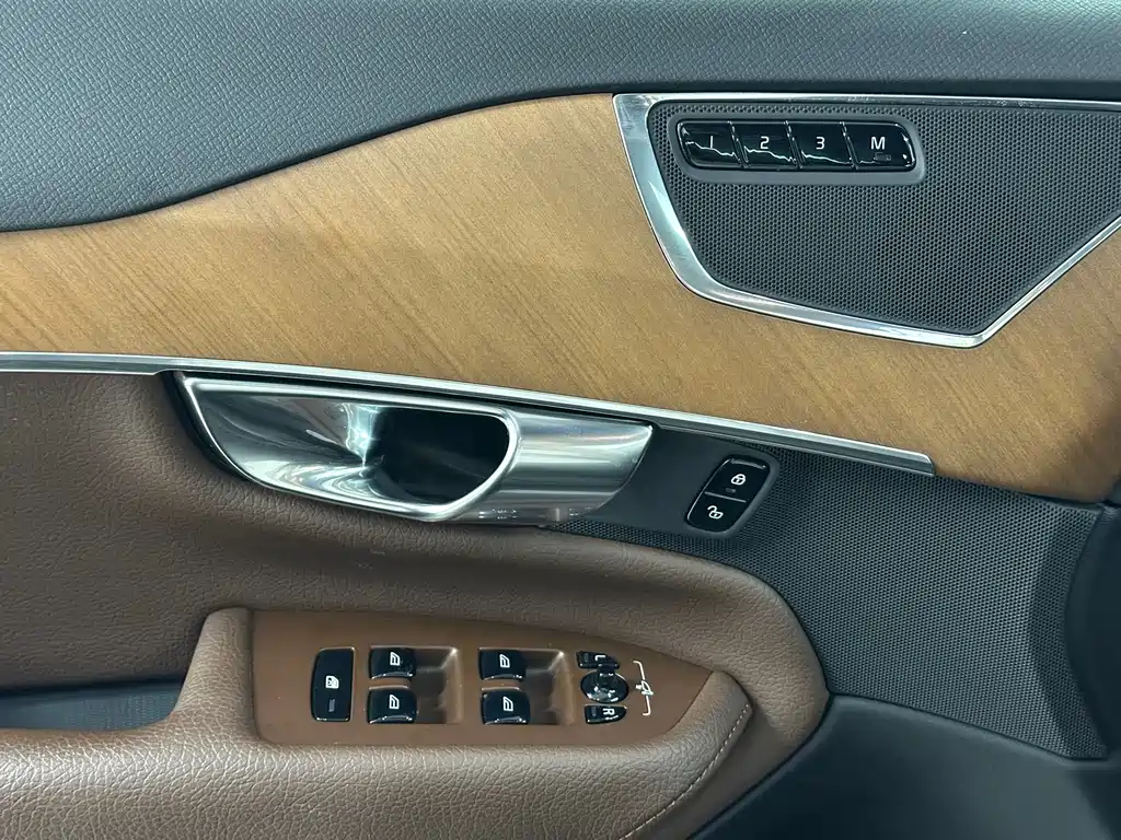 Volvo XC90 2022 B6 Zhiyi Luxury Edition 7 seats купить на сайте DeffCars