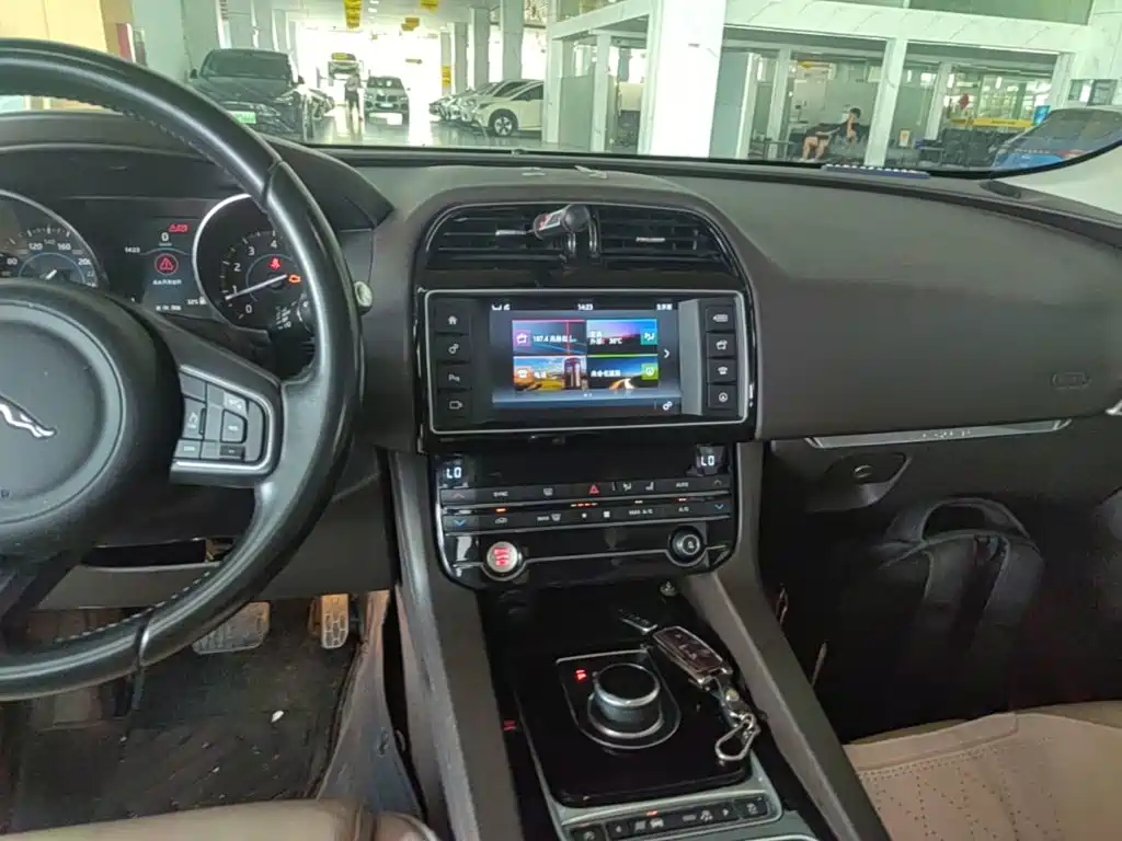 Jaguar F-PACE 2016 2.0T 2WD Urban Exclusive Edition купить на сайте DeffCars