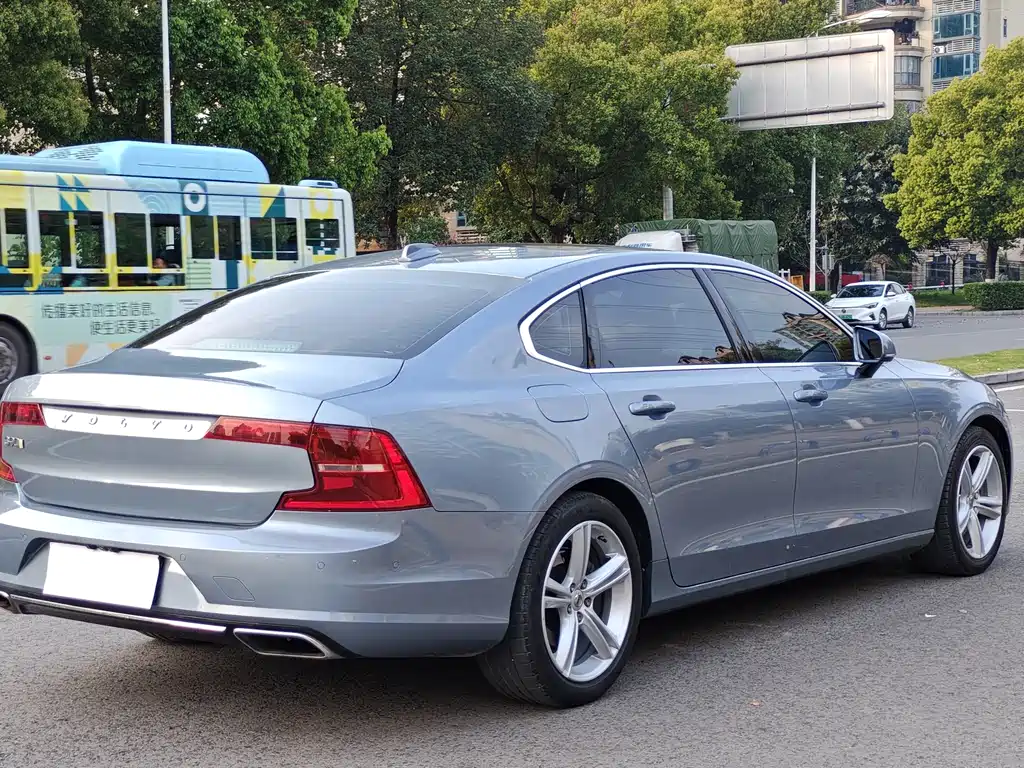 Volvo S90 2018 T4 Zhiyuan Edition купить на сайте DeffCars