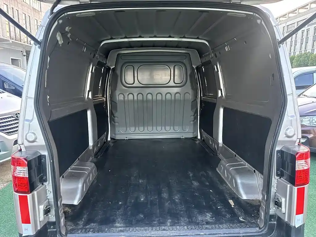 Hiace X30 2023 1.5L business van 2/5 seats air-conditioned version SWC15M купить на сайте DeffCars