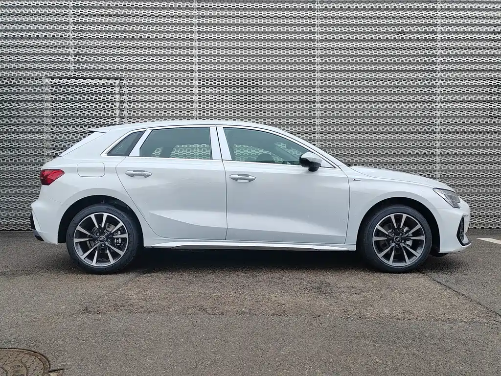 Audi A3 2026 Sportback 35TFSI Flying Spur Enjoyable Model купить на сайте DeffCars