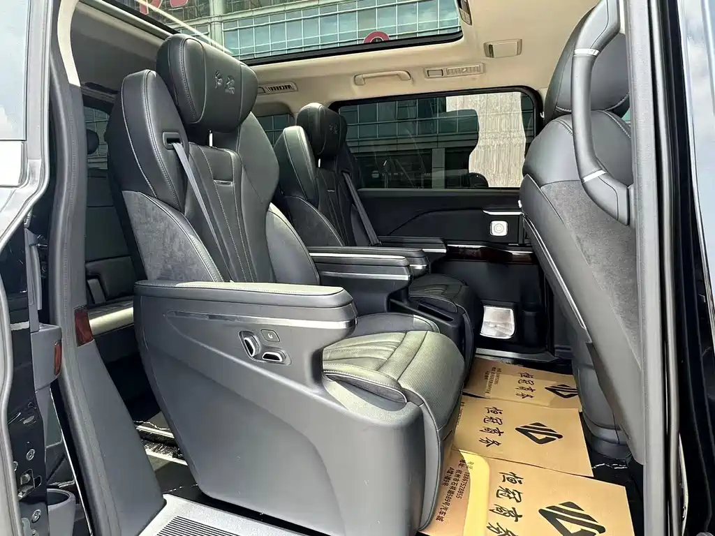 Hongqi HQ9 2023 2.0T Zhilian Flagship Edition купить на сайте DeffCars