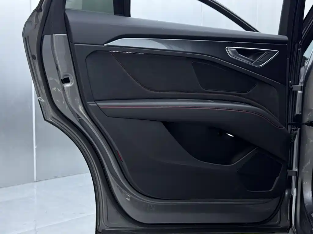 Audi Q5 e-tron 2022 model 40 e-tron star type mecha suit daily version купить на сайте DeffCars
