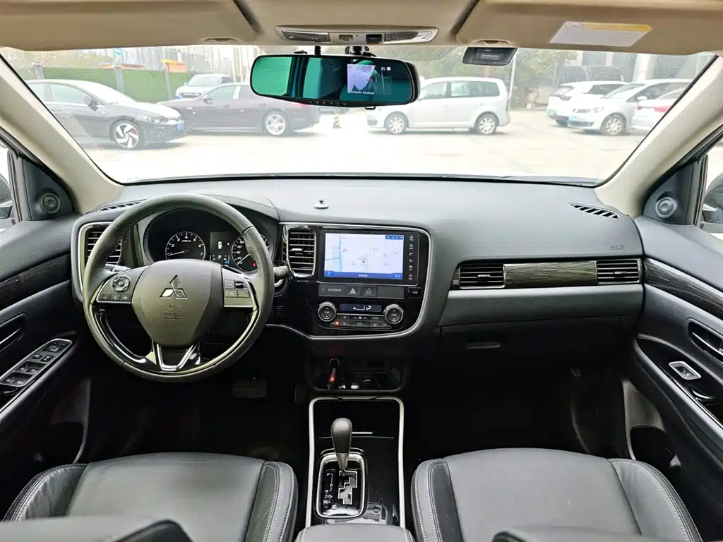 Outlander 2019 2.0L 2WD Enjoyable Edition, 7 seats, National VI купить на сайте DeffCars