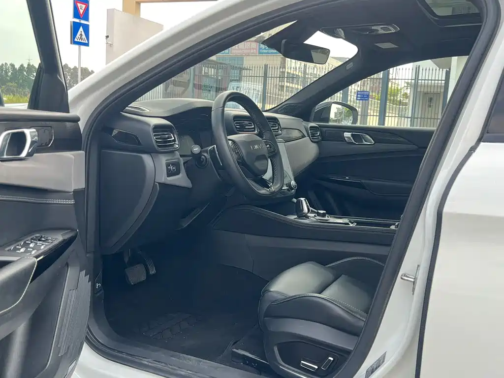 Lynk & Co 03 2022 1.5TD DCT Pro купить на сайте DeffCars