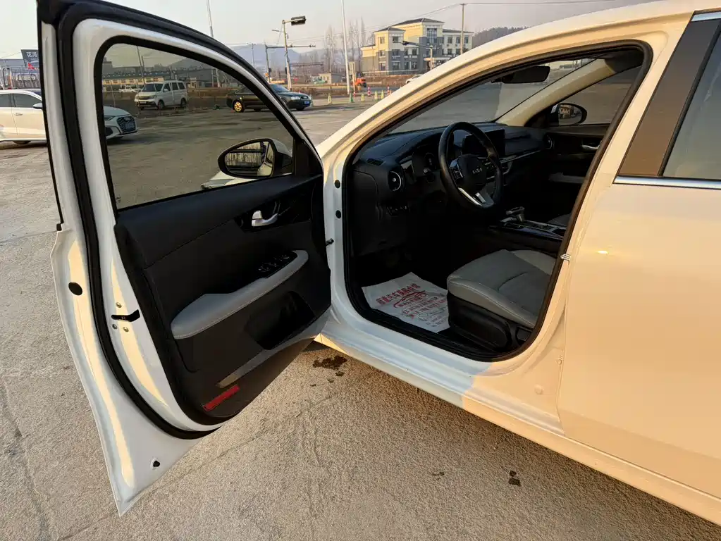 Kia K3 2023 1.5L CVT Premium Edition купить на сайте DeffCars