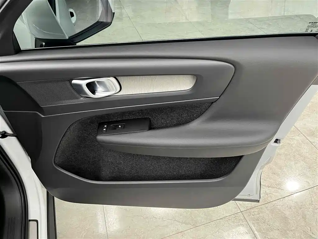 Volvo XC40 2023 B4 four-wheel drive Zhiyuan Deluxe Edition купить на сайте DeffCars