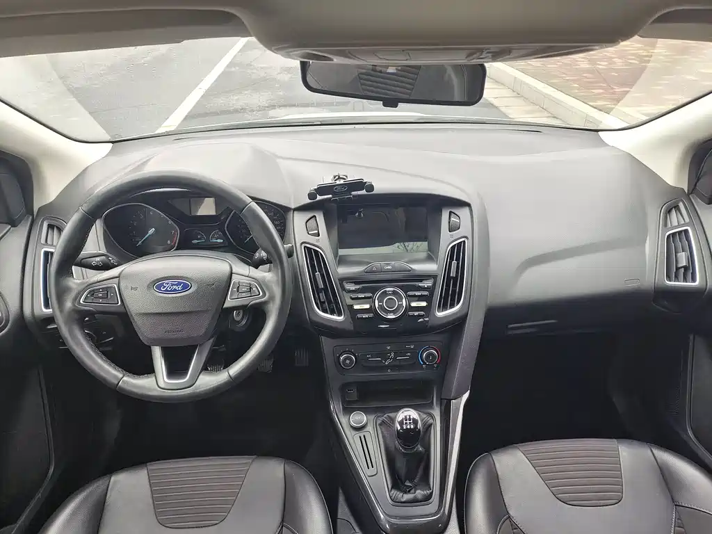 Focus 2018 sedan classic 1.6L manual stylish smart mobility version купить на сайте DeffCars