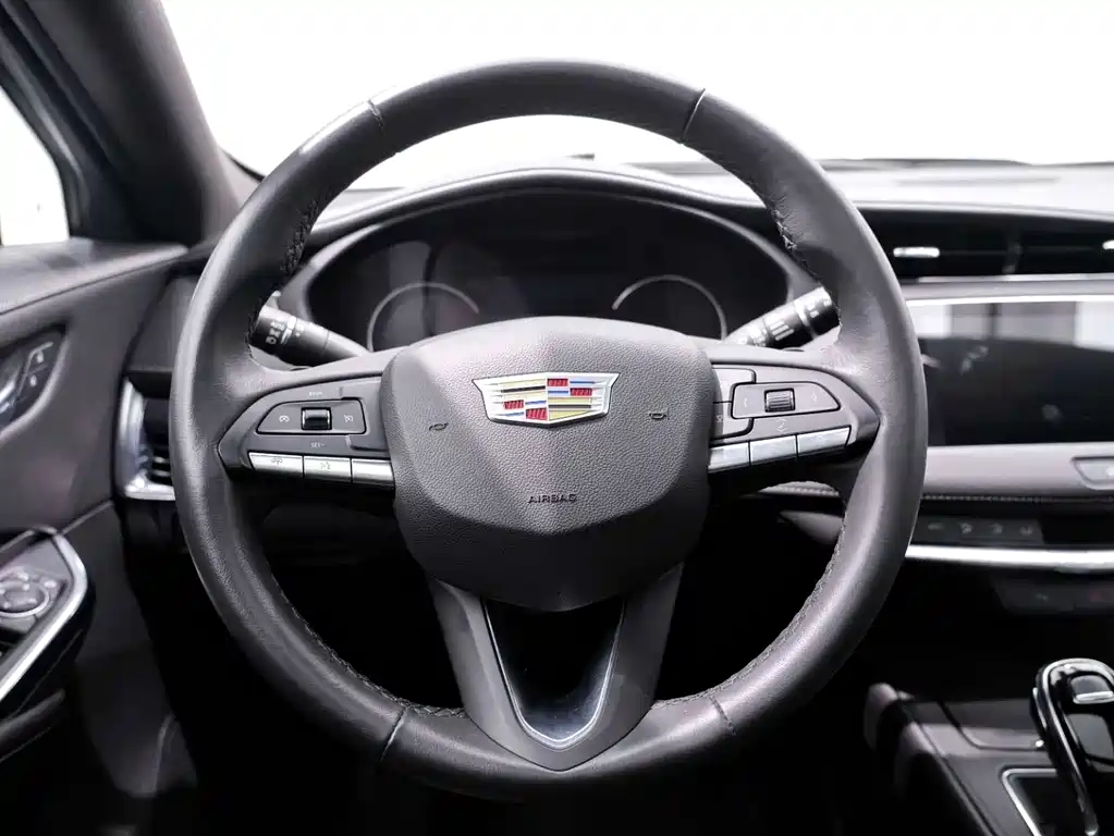 Cadillac XT4 2022 28T two-wheel drive fashion model купить на сайте DeffCars