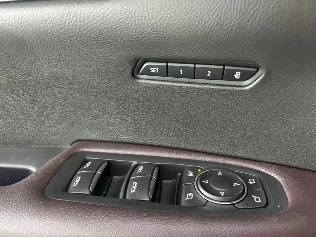 Cadillac XT6 2022 2.0T six-seat two-wheel drive luxury model купить на сайте DeffCars