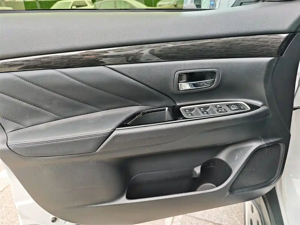 Outlander 2019 2.0L 2WD Enjoyable Edition, 7 seats, National VI купить на сайте DeffCars