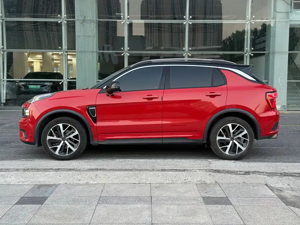 Lynk & Co 01 2017 2.0T 4WD Pro version купить на сайте DeffCars