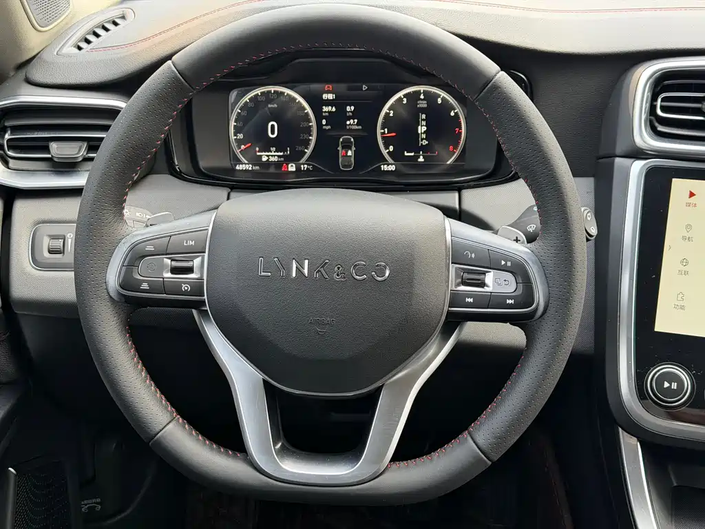 Lynk & Co 01 2017 2.0T 4WD Pro version купить на сайте DeffCars