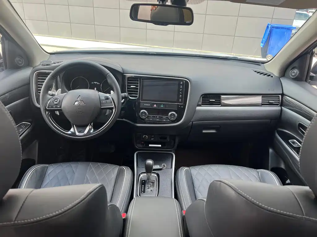 Outlander 2020 2.4L 4WD Exclusive Edition 5-seater купить на сайте DeffCars