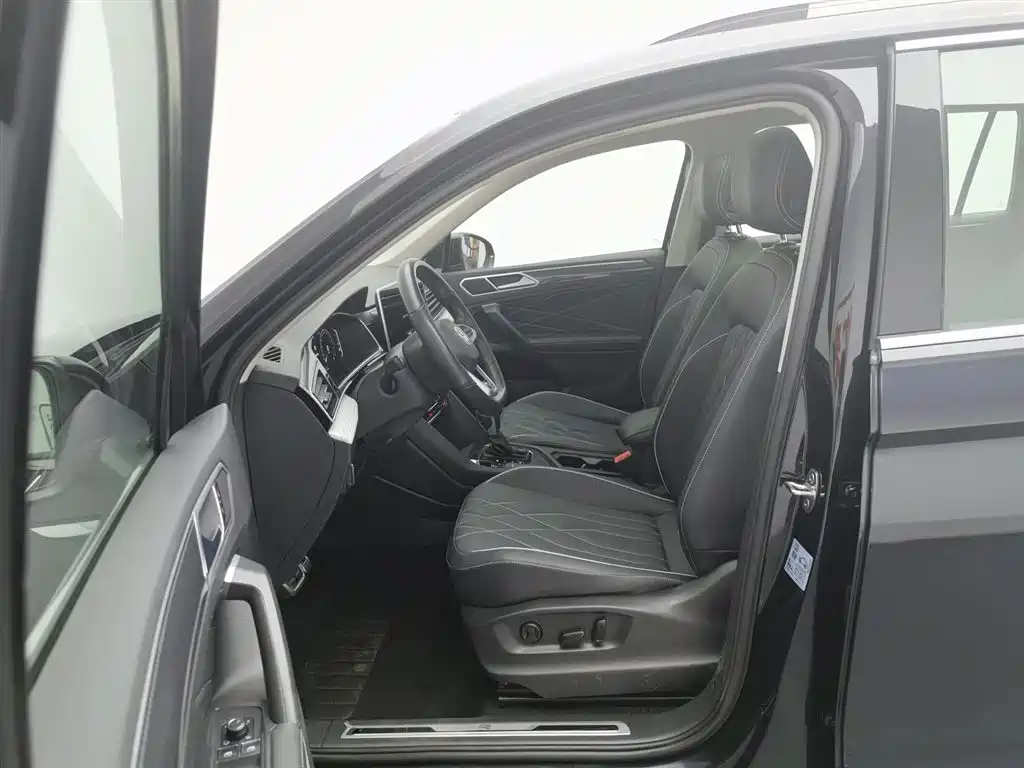 Tiguan L 2024 330TSI automatic two-wheel drive R-Line version купить на сайте DeffCars