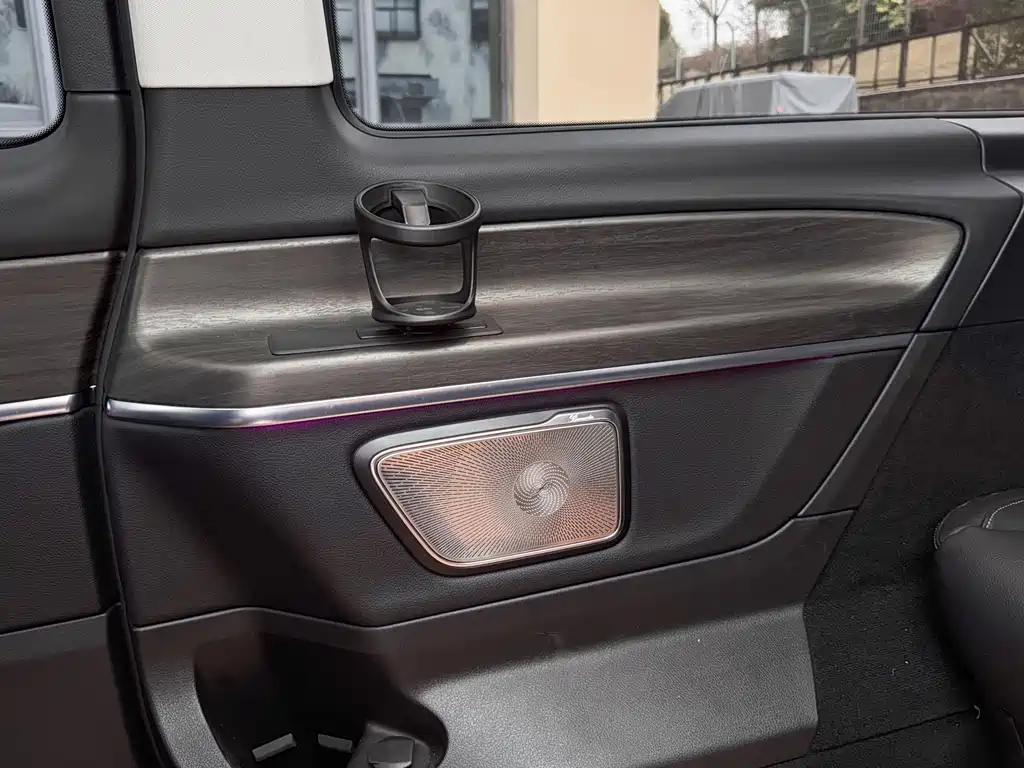 Mercedes-Benz V-Class 2024 V 300 L Long Wheelbase Luxury Edition купить на сайте DeffCars