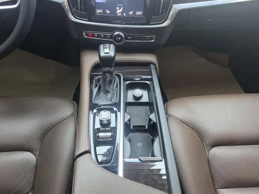 Volvo S90 2018 T4 Zhiyuan Edition купить на сайте DeffCars
