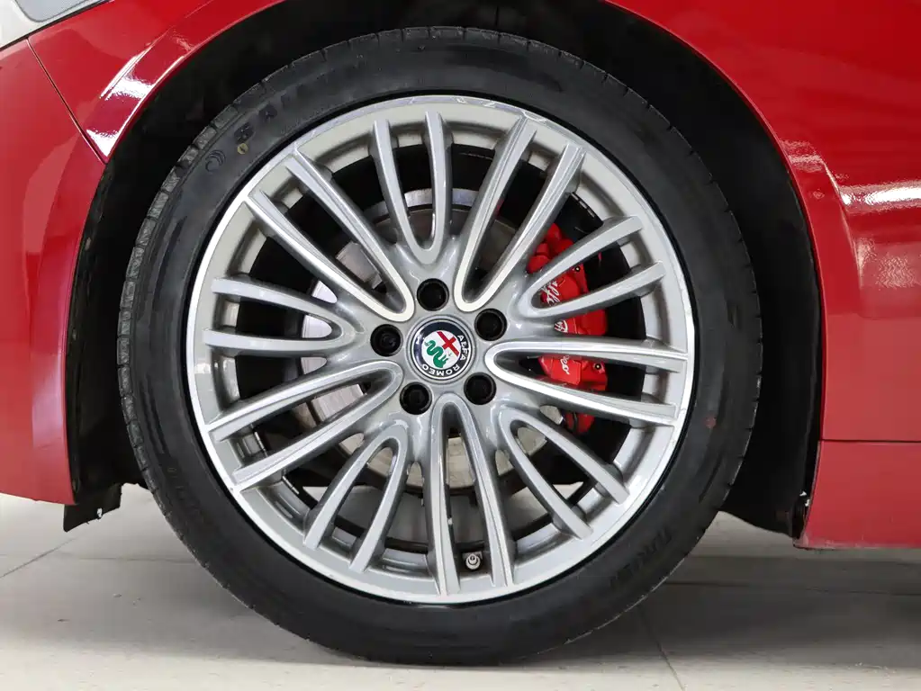 Giulia Juliet 2018 2.0T 200HP Luxury Edition Carbon Fiber Limited Edition купить на сайте DeffCars