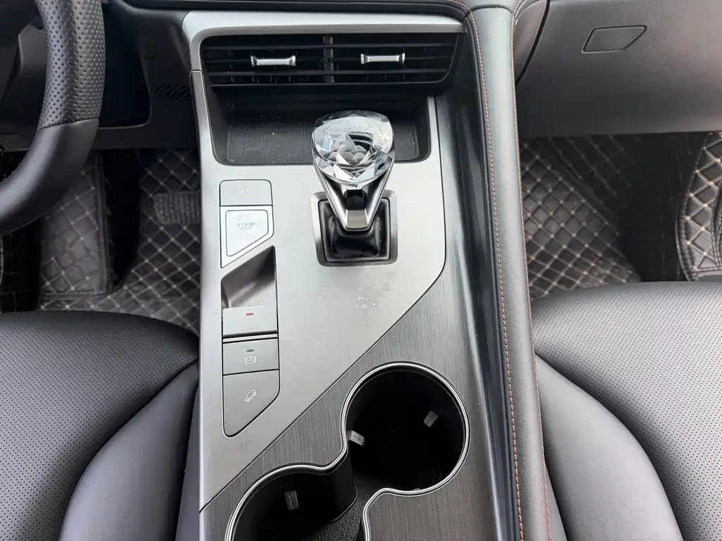 Roewe RX5 2023 1.5T luxury sliding screen version купить на сайте DeffCars