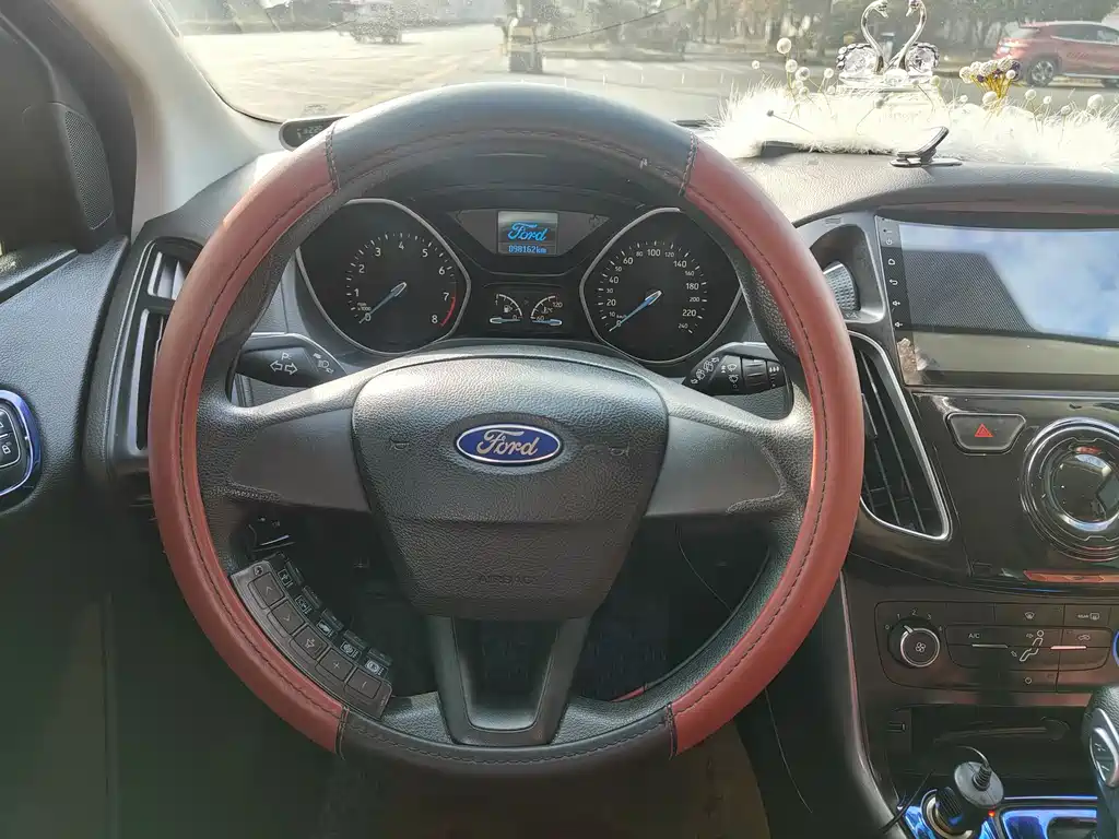 Focus 2015 hatchback 1.6L automatic comfort type купить на сайте DeffCars