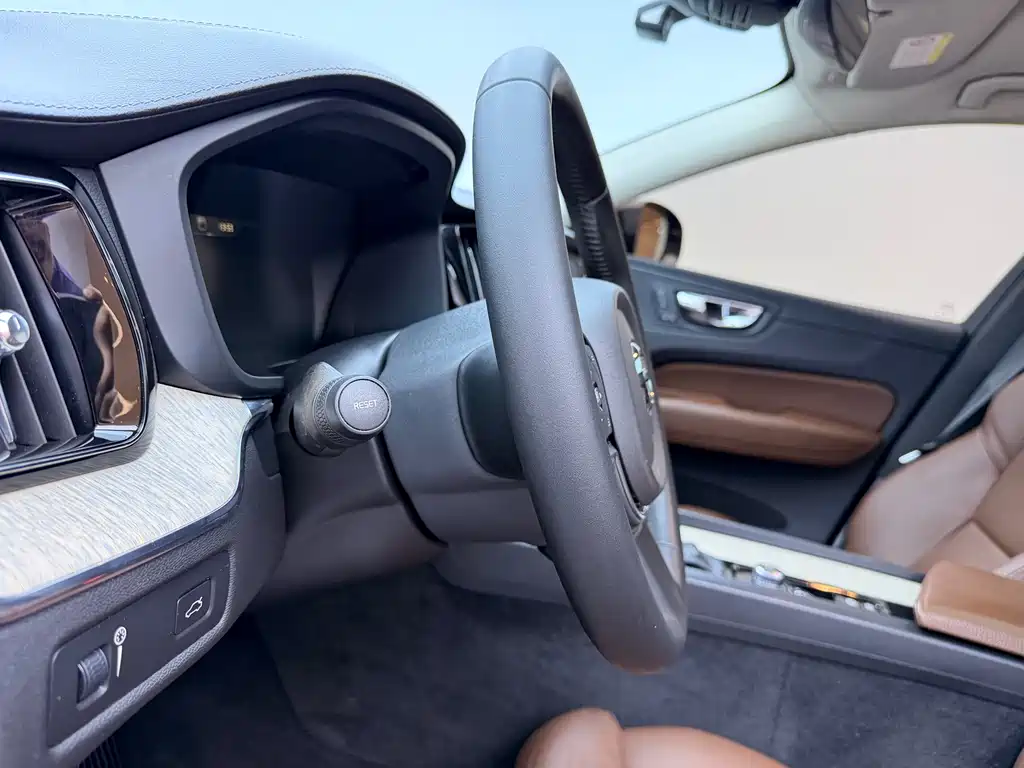 Volvo XC60 2020 T5 four-wheel drive Zhiyuan Deluxe Edition купить на сайте DeffCars