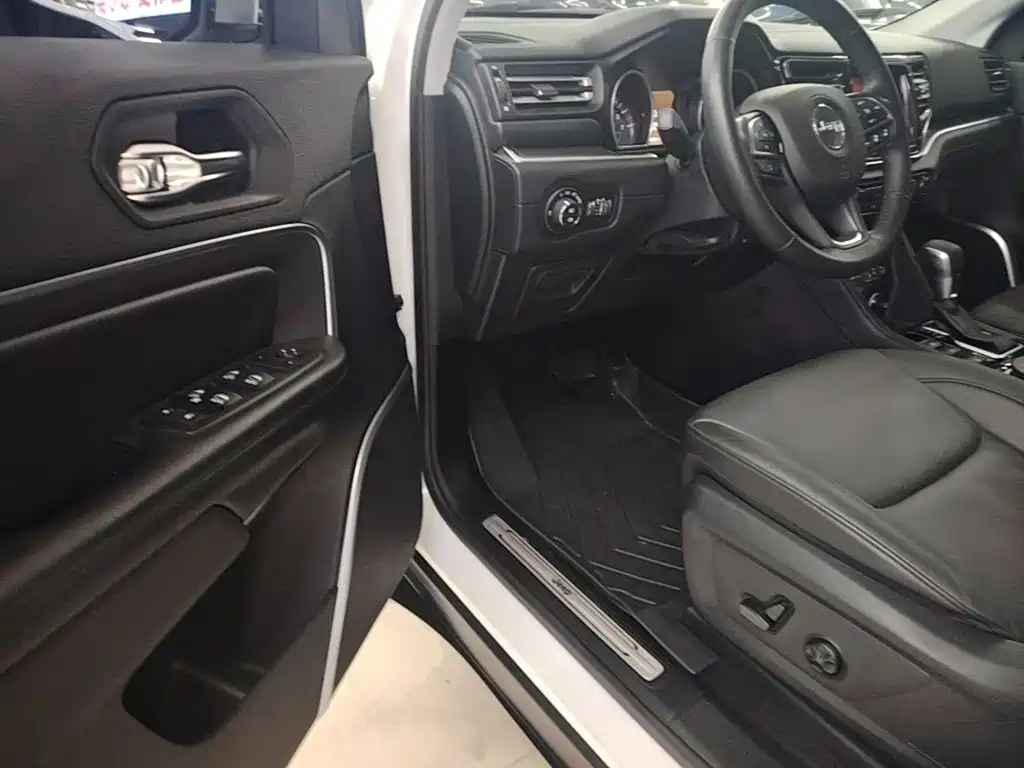 Grand Commander 2018 2.0T 4WD Premium Edition National V купить на сайте DeffCars