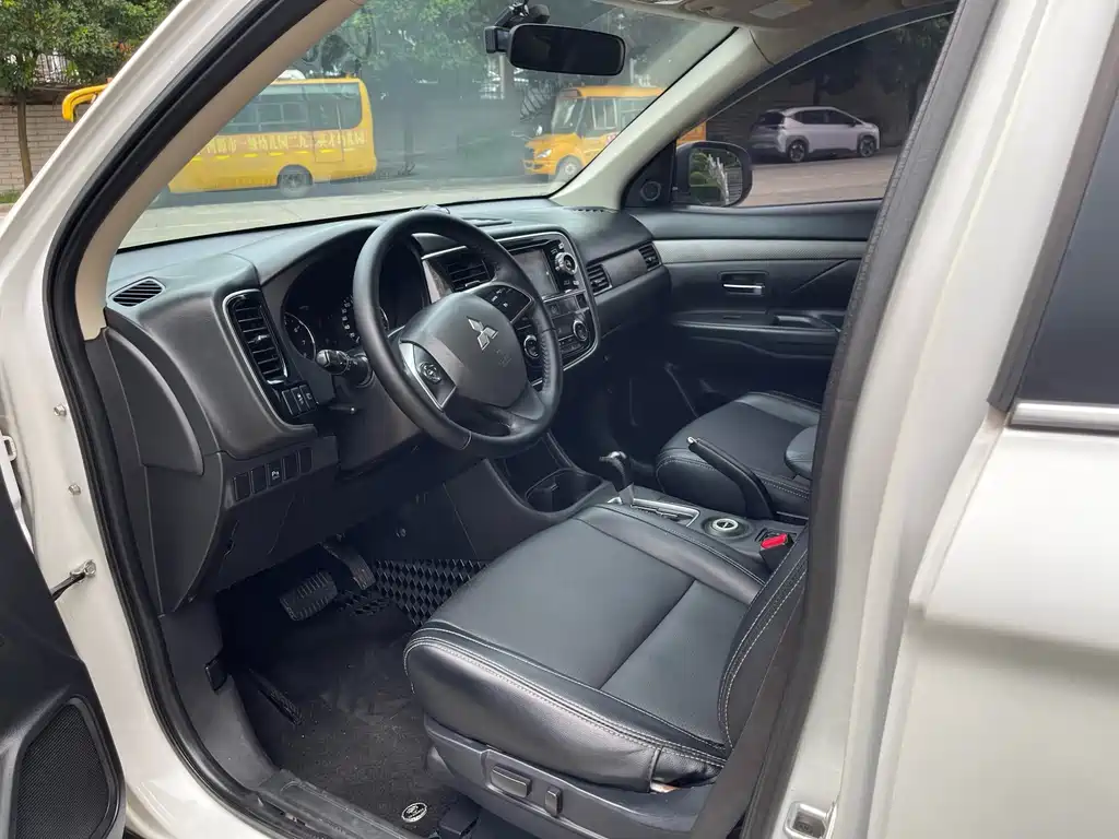 Outlander imported 2014 2.4L four-wheel drive luxury value version, 5 seats купить на сайте DeffCars