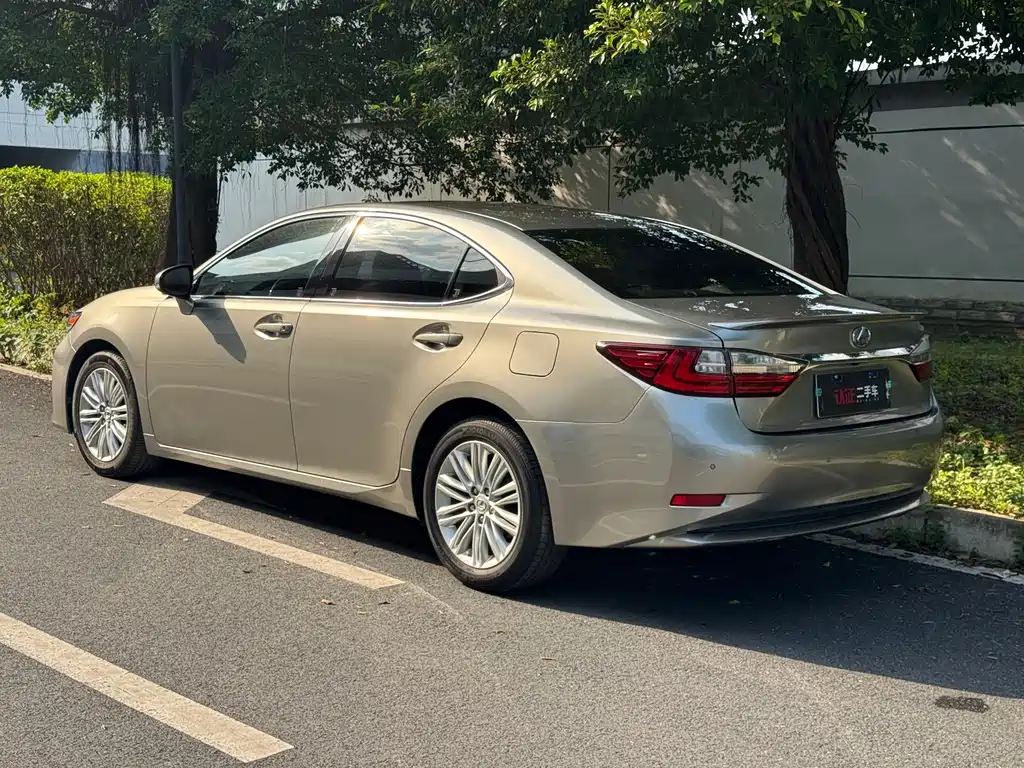 Lexus ES 2015 200 Elite Edition купить на сайте DeffCars