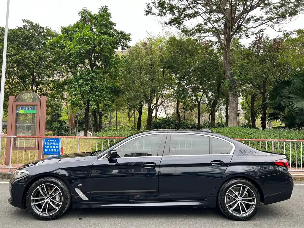 BMW 5 Series New Energy 2021 535Le M Sports Package купить на сайте DeffCars