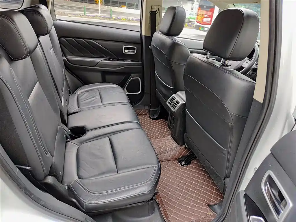 Outlander 2019 2.4L four-wheel drive exclusive version, 7 seats, National V купить на сайте DeffCars
