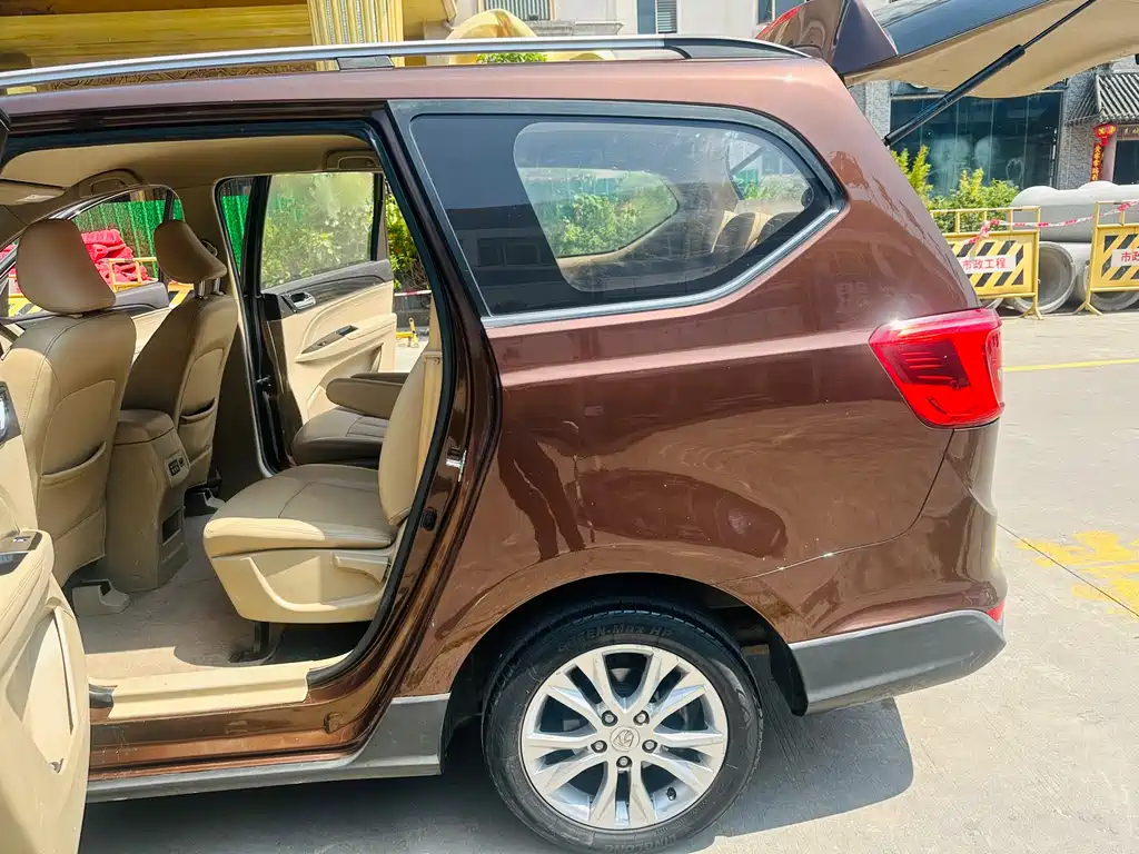 Baojun 730 2016 1.5L manual comfort type 7 seats National V купить на сайте DeffCars