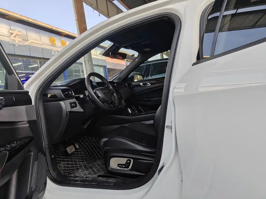 Lynk & Co 03 2020 1.5TD DCT Powerful Edition купить на сайте DeffCars