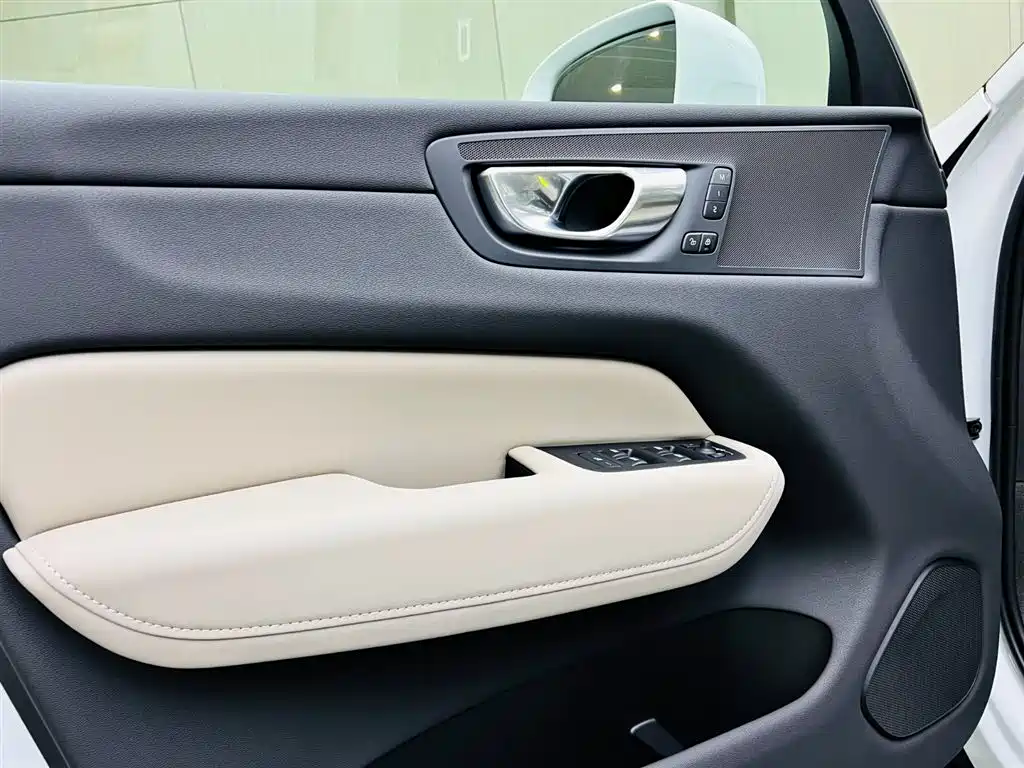 Volvo XC60 2026 B5 four-wheel drive Zhiyi Luxury Edition купить на сайте DeffCars