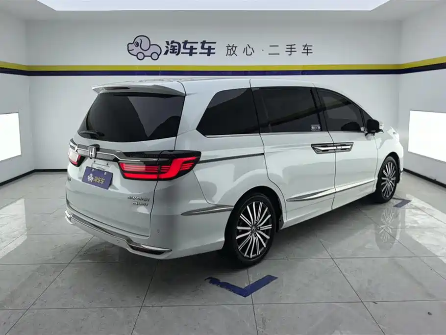 Alison 2022 2.0L e:HEV Luxury First Edition купить на сайте DeffCars