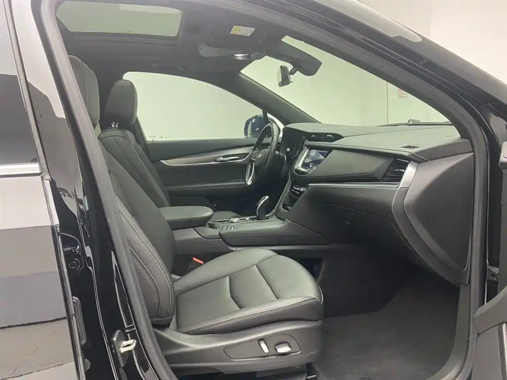 Cadillac XT6 2021 2.0T seven-seat two-wheel drive stylish model купить на сайте DeffCars