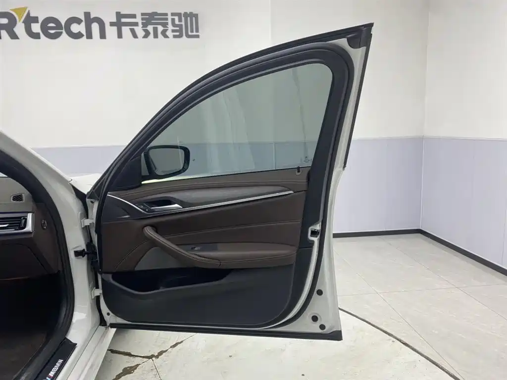 BMW 5 Series 2023 530Li Leading M Sports Package купить на сайте DeffCars