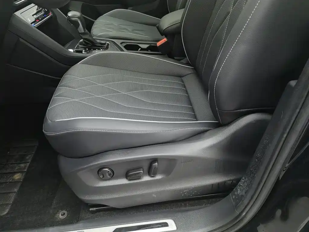 Tiguan L 2024 330TSI automatic two-wheel drive R-Line version купить на сайте DeffCars
