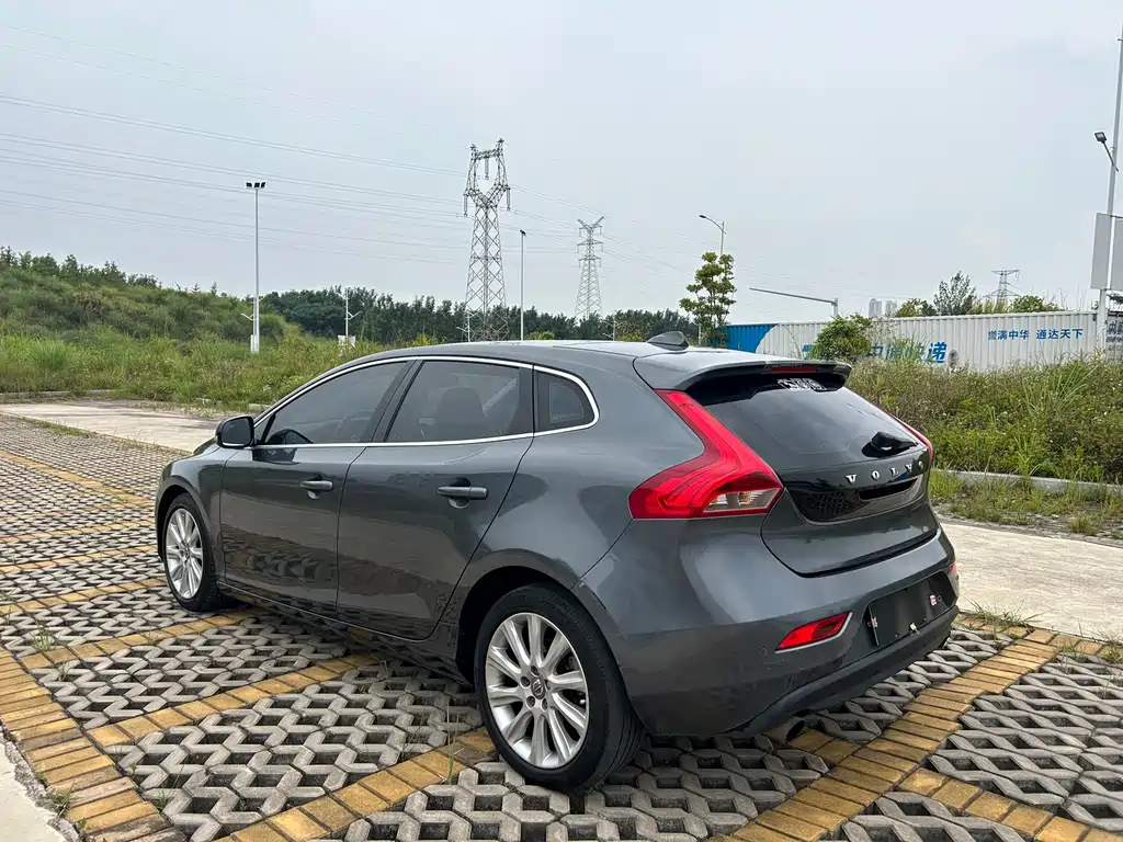 Volvo V40 2014 2.0T Zhiya Edition купить на сайте DeffCars