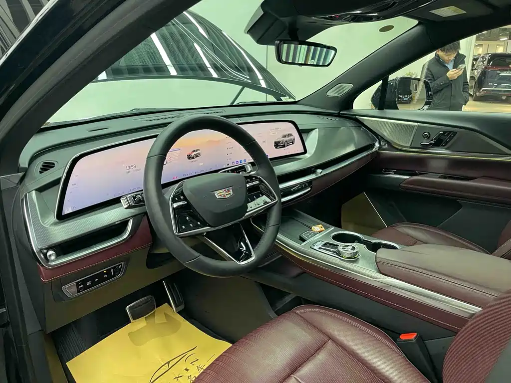 Cadillac XT5 2025 2.0T Platinum model купить на сайте DeffCars