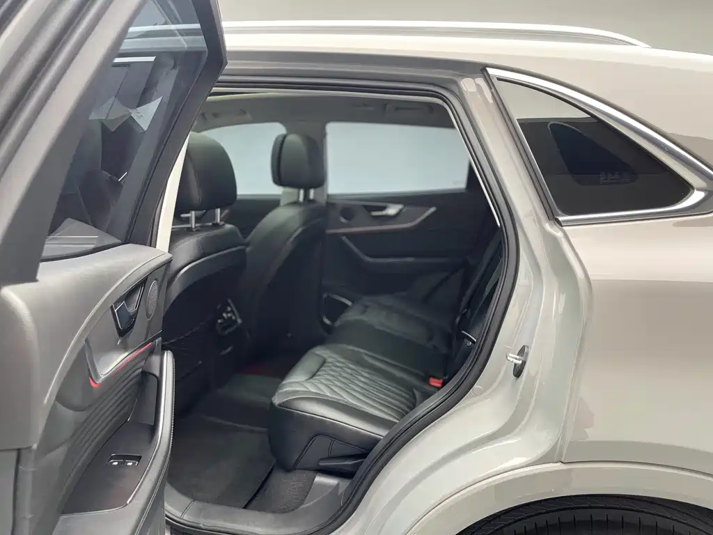 Hongqi HS5 2023 2.0T Qixiang Pro version купить на сайте DeffCars