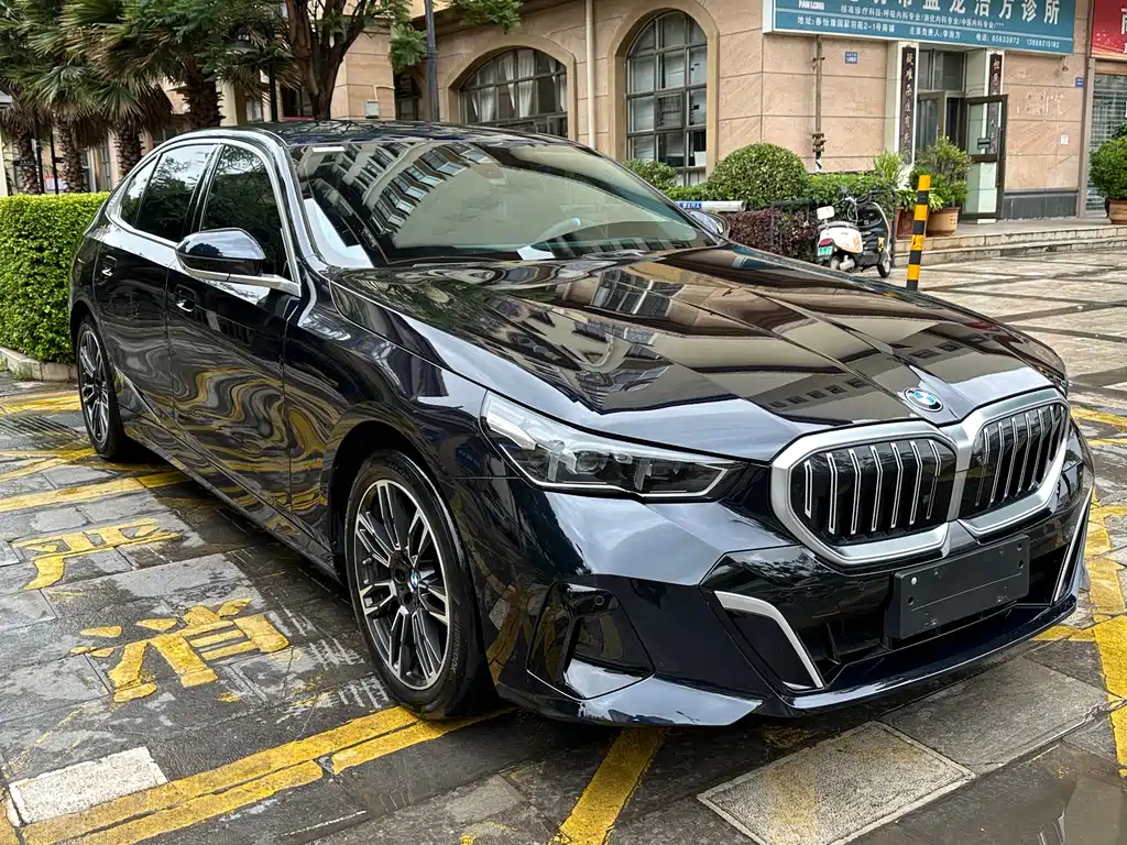 BMW 5 Series 2024 530Li Leading M Sports Package купить на сайте DeffCars
