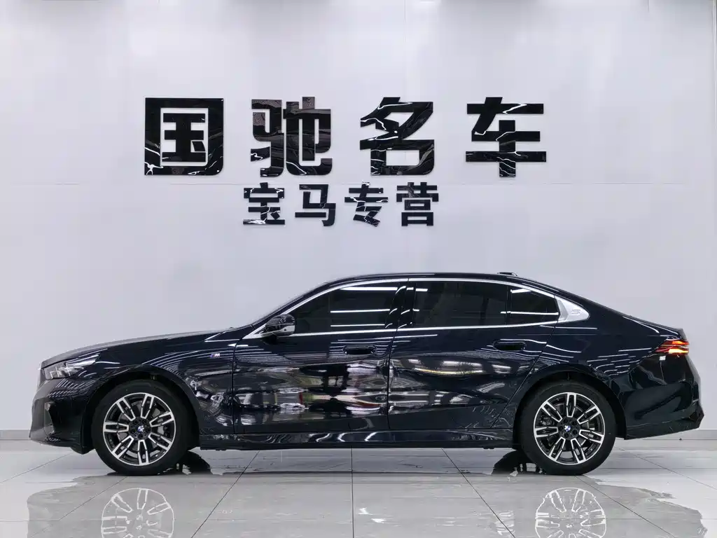 BMW 5 Series 2025 530Li Leading M Sports Package купить на сайте DeffCars
