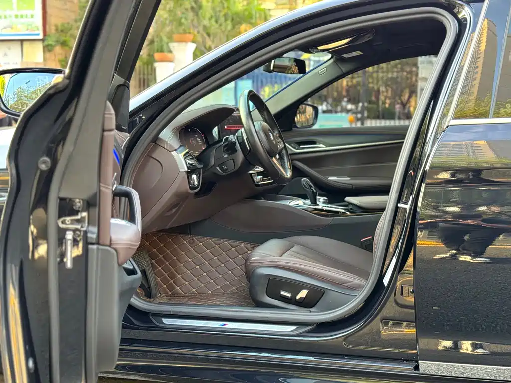 BMW 5 Series 2023 530Li Leading M Sports Package купить на сайте DeffCars
