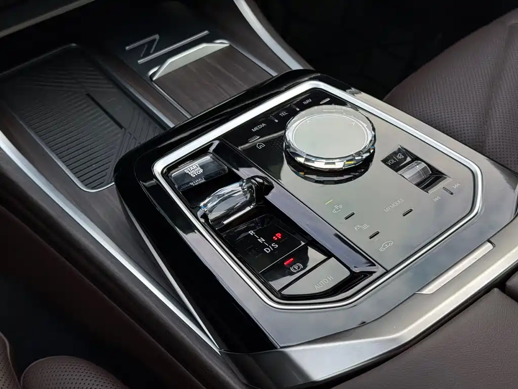 BMW 7 Series 2023 740Li Leading M Sports Package купить на сайте DeffCars