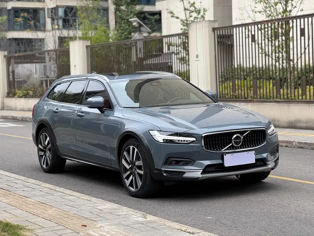 Volvo V90 2023 Cross Country B5 AWD Smart Edition купить на сайте DeffCars